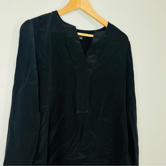 Banana Republic Black Deep V-Neck Silk Blouse M - Picture 3 of 6